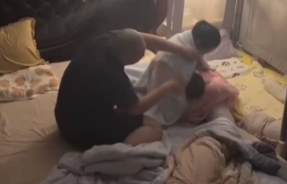 Chị vợ khi ấy vẫn đang mải chăm con mọn nên đáp lại chồng rằng: “Không sao đâu, anh mau đi ngủ đi”.