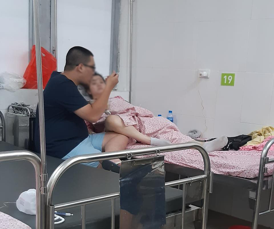 Hình ảnh người chồng trong khoa sản. Thay vì đùn đẩy trách nhiệm cho bà ngoại, bà nội thì ông chồng này đã tận tay chăm sóc vợ mình từ những điều nhỏ nhất khiến netizen "lịm tim". Ảnh: Facebook Linh