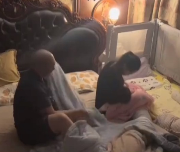 Anh chồng thương vợ, sợ cô ốm nên nhanh chóng kéo chiếc chăn bên cạnh để choàng lên người vợ. Không những thế, anh còn trách yêu vợ rằng: “Lạnh như vậy, em không biết tự lấy chăn đắp à?”.