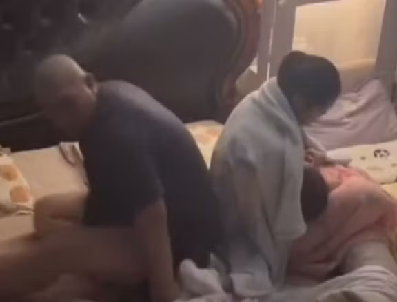 Ngoài ra anh chồng này còn quay lưng lại dựa vào lưng vợ để cô ngồi cho thoải mái. Cả hai cứ thế ngồi cho đến lúc con ngủ ngoan mới thôi.