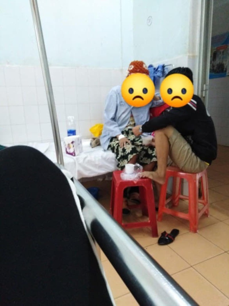 Một câu chuyện khác cũng từng được cộng đồng mạng chia sẻ, đó là khoảnh khắc anh chồng bón từng thìa cháo cho vợ hết sức cẩn thận. Chị vợ vừa sinh con được 5 ngày lại bị sốt xuất huyết nên đành phải nằm viện trong thời gian dài. Đổi lại chị may mắn khi có được người chồng lúc nào cũng túc trực bên cạnh chăm sóc từng li từng tí một. Ảnh: Không sợ chó