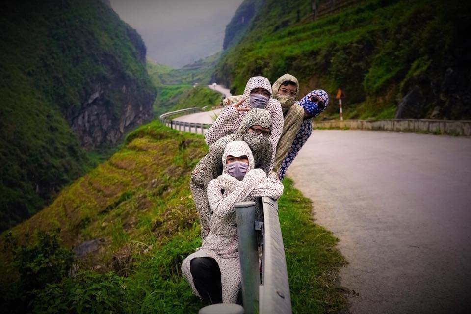 Bất chấp cái nắng, nhóm bạn mặc trang phục phong cách “Ninja” cùng tạo dáng chụp hình ở nhiều địa điểm khác nhau.