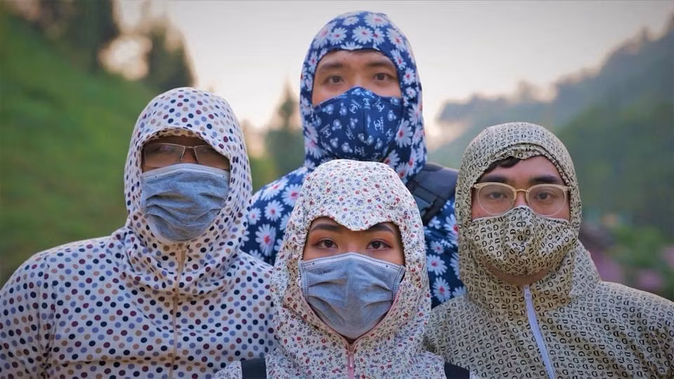 Nhóm bạn trẻ đi du lịch sẽ mặc cả bộ quần áo chống nắng, bịt kín mít rồi tạo những dáng siêu ngầu để chụp ảnh.