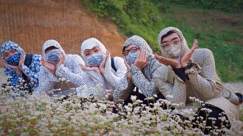 Trào lưu chụp ảnh du lịch “chuẩn ninja” bắt đầu rộ lên từ giữa tháng 5 vào những ngày nắng nóng cao điểm. Có lẽ cũng từ trào lưu này mà nhóm bạn này đã không ngần ngại "đu trend" cực hài hước.
