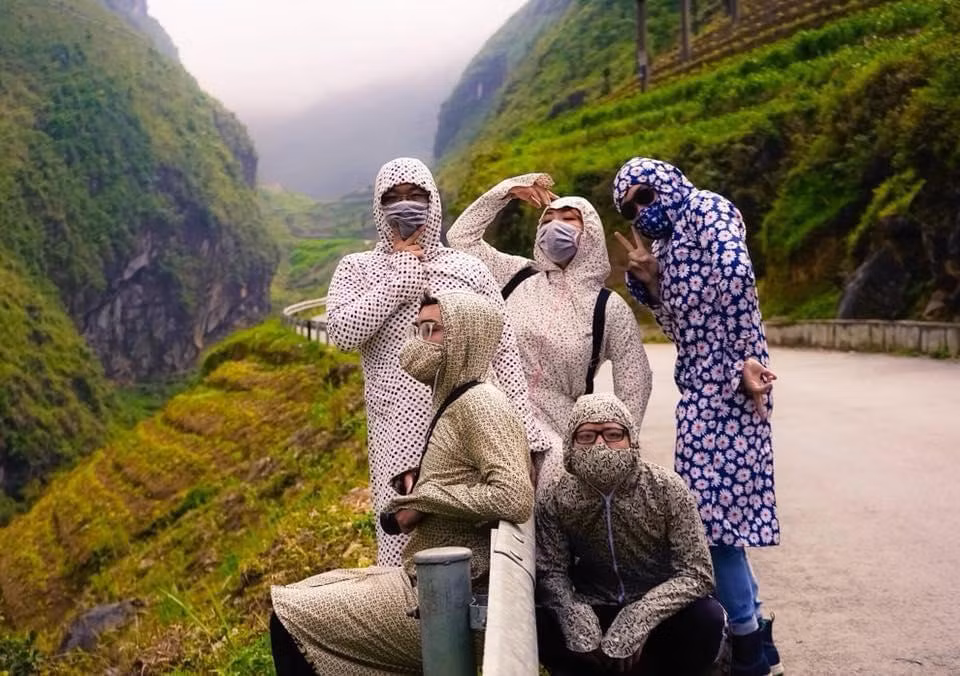 Trong bộ ảnh, nhóm bạn 5 người cả nam lẫn nữ đều diện trang phục là áo chống nắng, mỗi người không quên đeo kính và khẩu trang. Nhiều người khi nhìn hình ảnh đăng tải còn chẳng nhận ra đâu là nam, đâu là nữ vì tất cả đều “kín mít”.