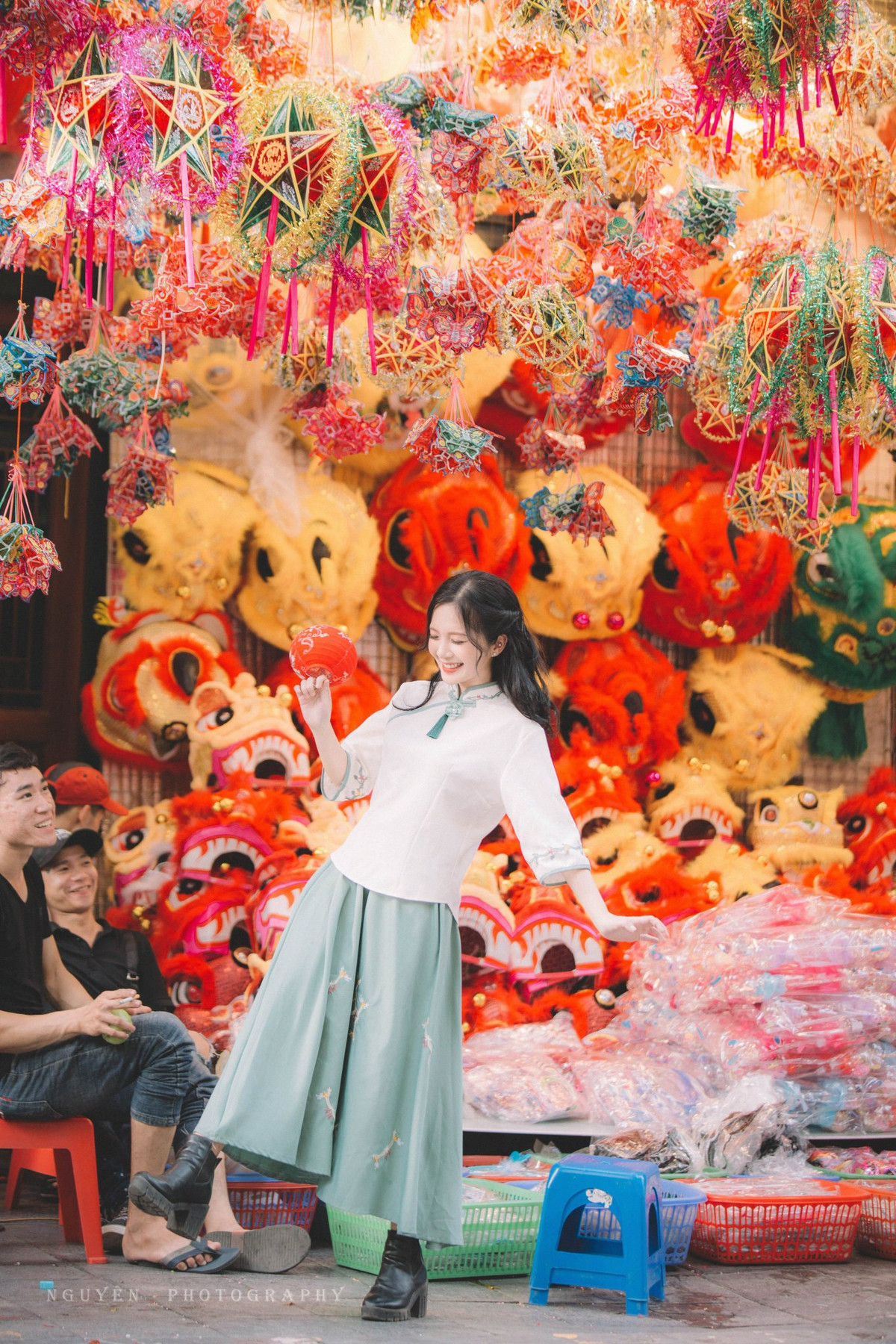 Trước thềm Tết Trung thu, Ngọc Huyền đã quyết định thực hiện bộ ảnh để lưu lại những khoảnh khắc lung linh, rạng rỡ tại phố Hàng Mã (Hà Nội). Ảnh: Lê Thanh Nguyên