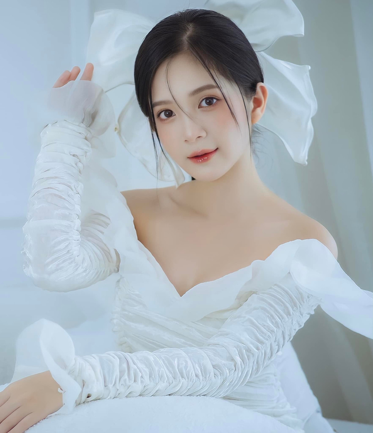 Sở hữu gương mặt dễ thương cùng nụ cười tỏa nắng, cô nhận được hàng chục nghìn lượt yêu thích và những lời khen ngợi về nhan sắc "kẹo ngọt". 9X còn được cư dân mạng ưu ái đặt biệt danh "hot girl đồng phục". Ảnh: FBNV