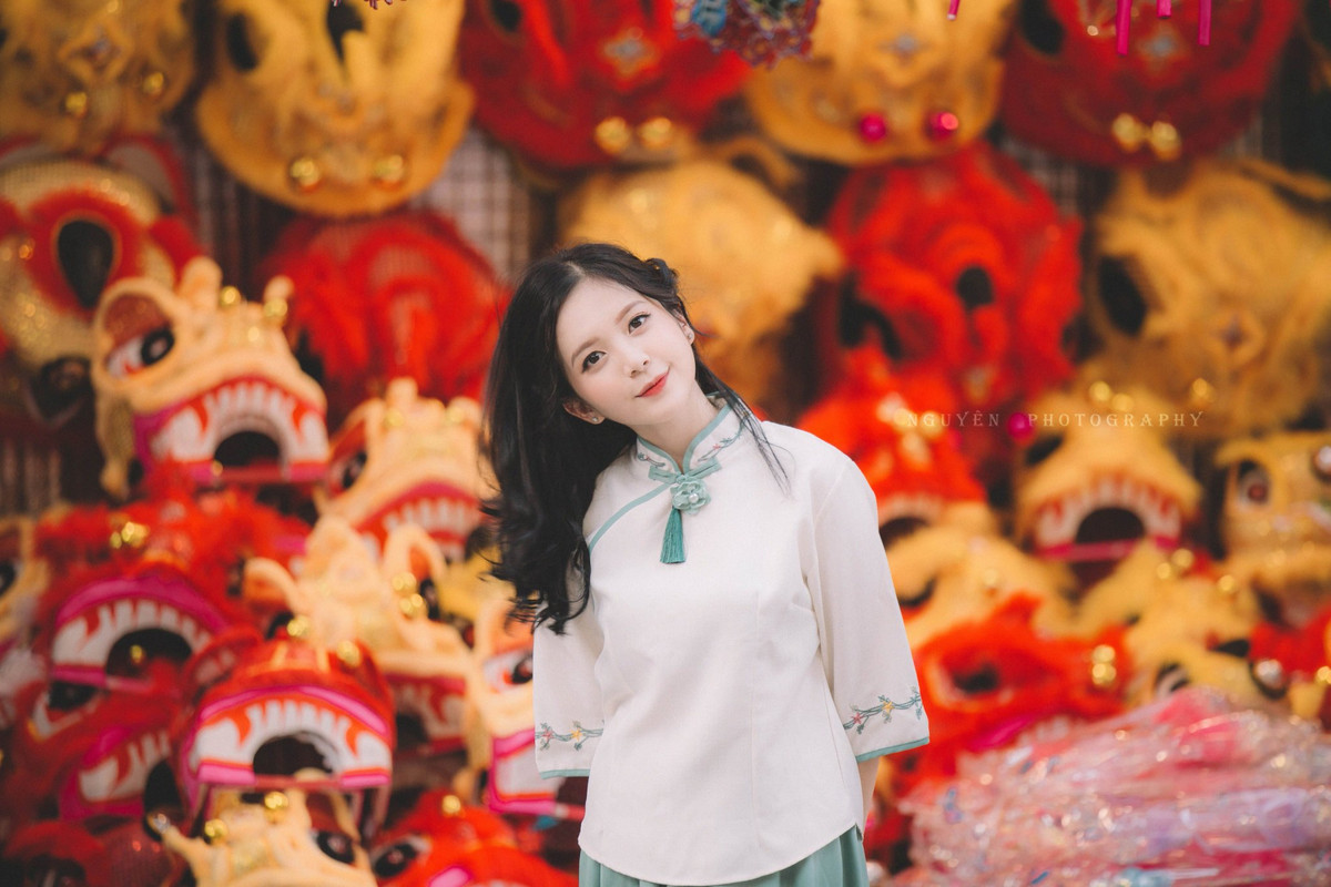 Giữa phố Hàng Mã rực rỡ sắc đỏ, gái xinh 9X trở nên nổi bật và ấn tượng hơn bao giờ hết. Ảnh: Lê Thanh Nguyên