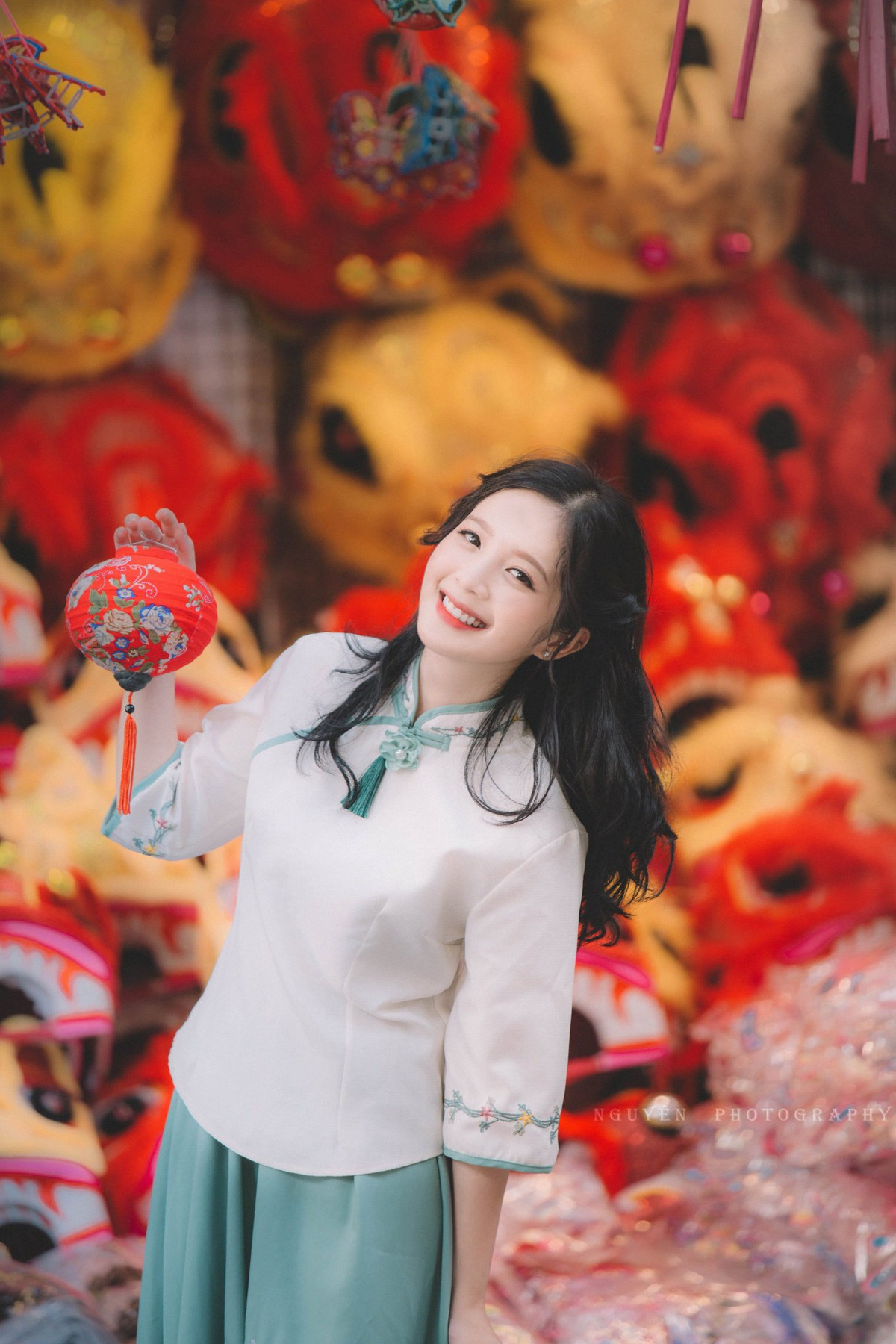 Trong bộ ảnh này, nàng hot girl 9x diện trang phục vô cùng nữ tính cùng với váy và áo giống với trang phục cổ trang. Ảnh: Lê Thanh Nguyên