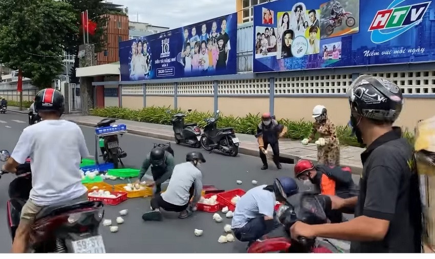 Theo đó anh shipper bị tuột dây buộc mấy khay đựng bánh bao khiến hàng trăm cái bánh bao đổ hẳn ra đường.