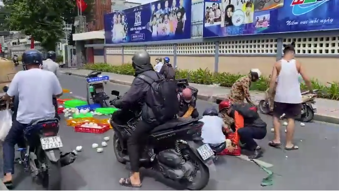 Khi thấy bánh bao bị rơi vãi ra đường, nhanh chóng có vài chiếc xe đứng lại, nhanh chóng giúp anh thu gom lại bánh bao và xếp gọn sang bên đường. Ở phía sau còn 2-3 chiếc ô tô vẫn đứng yên, chờ đợi, không hề có ai lớn tiếng và tiếng còi xe nào cả.