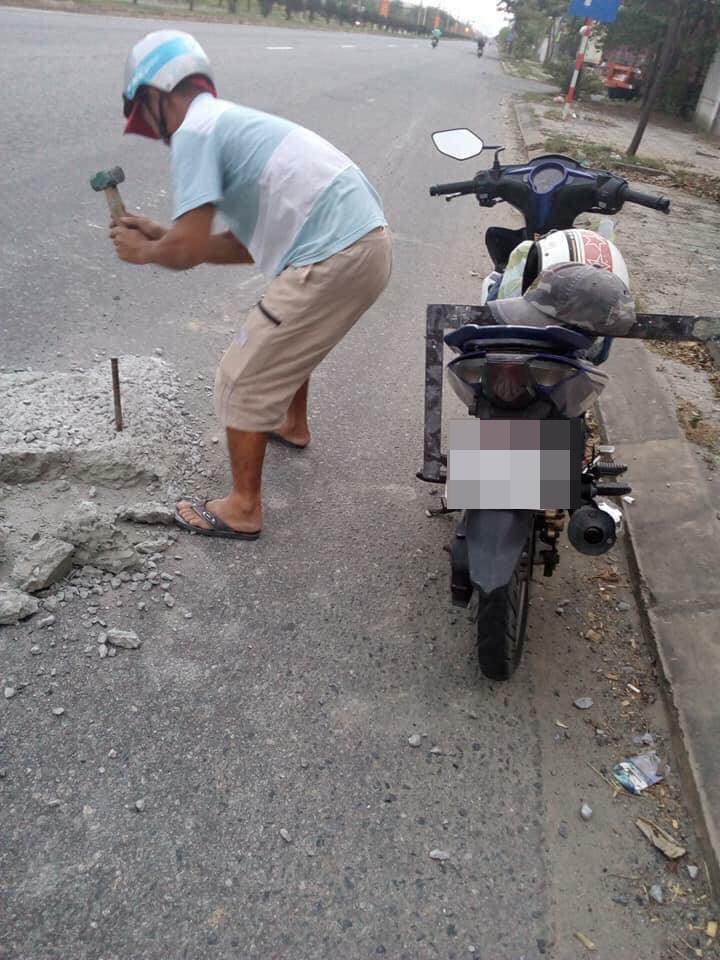 Một anh thợ điện tại Đà Nẵng đã không quản ngại nắng nôi, mang cả đồ nghề của mình để dọn dẹp đường phố, giúp người tham gia giao thông được thuận tiện hơn khi đi lại trên đường.