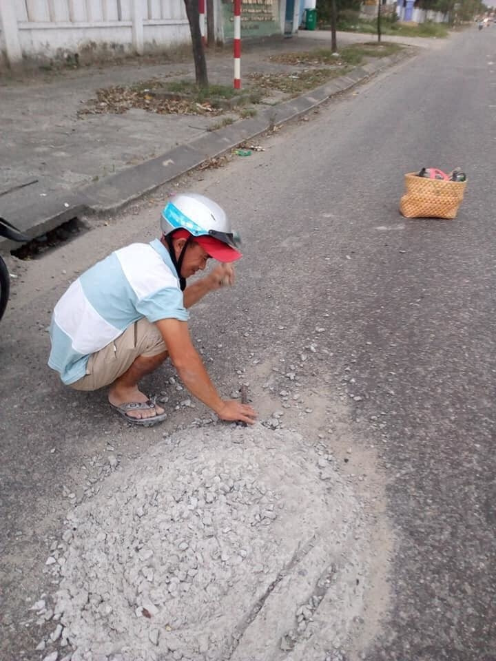 Trước hành động đầy ý nghĩa của anh thợ điện, nhiều cư dân mạng đã bày tỏ lòng ngưỡng mộ, cảm phục dành cho anh. Ảnh: Tổng hợp