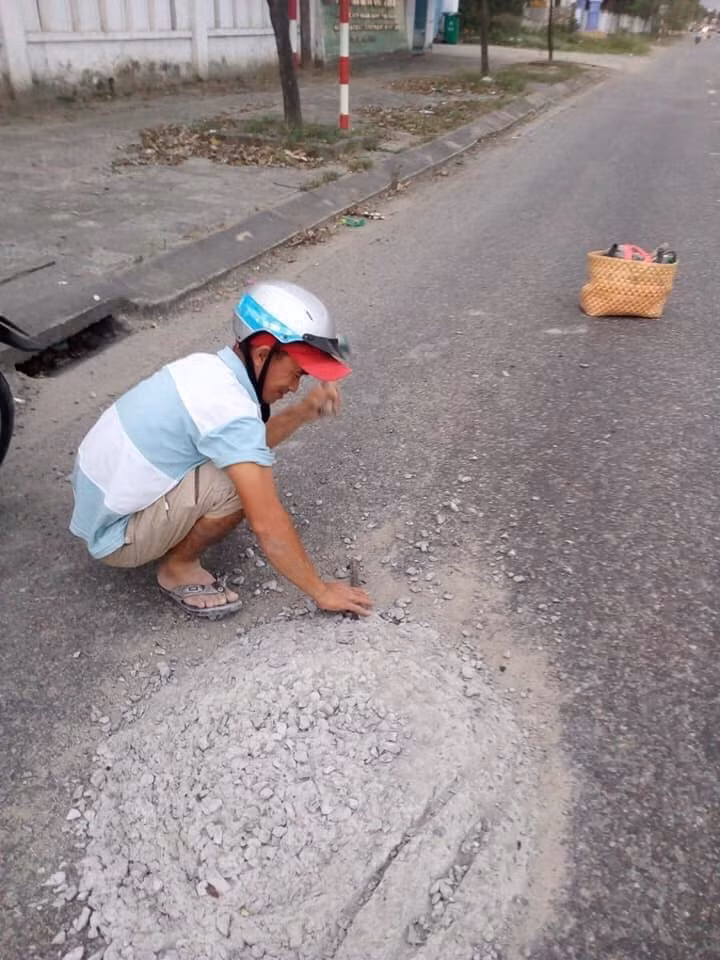 Trước hành động đầy ý nghĩa của anh thợ điện, nhiều cư dân mạng đã bày tỏ lòng ngưỡng mộ, cảm phục dành cho anh. Ảnh: Tổng hợp