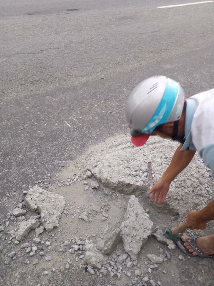 Người đi cùng anh cho biết, dù đã đi một đoạn khá xa, song anh thợ điện nước vẫn quay đầu xe lại, sẵn có đồ nghề trong tay, anh giải quyết luôn đống “của nợ” này rồi mới tiếp tục đi đến công trường để làm việc.