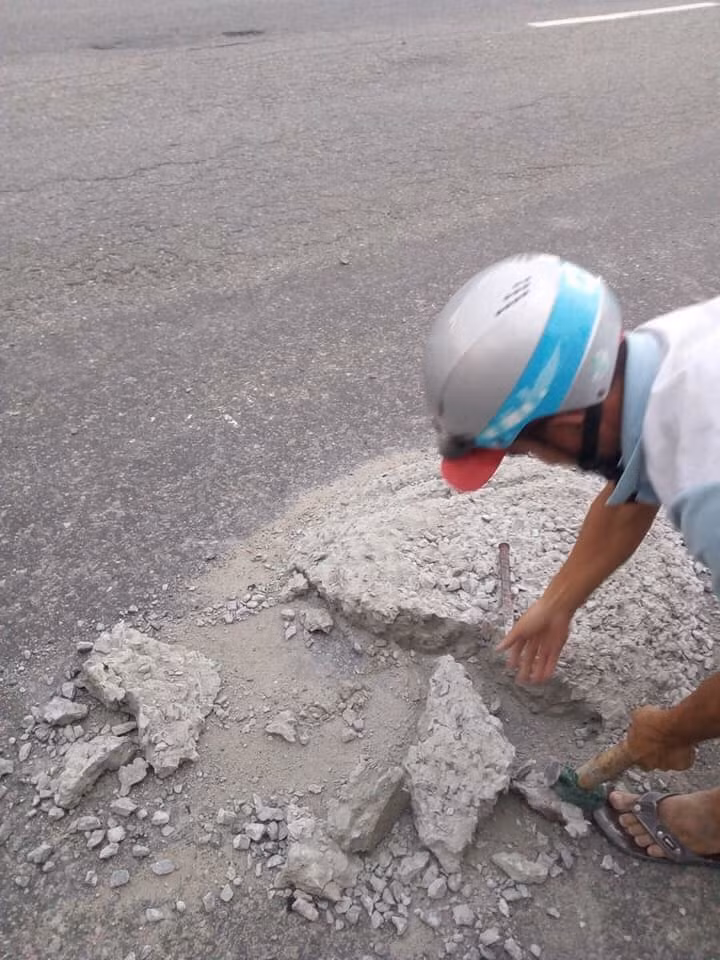 Người đi cùng anh cho biết, dù đã đi một đoạn khá xa, song anh thợ điện nước vẫn quay đầu xe lại, sẵn có đồ nghề trong tay, anh giải quyết luôn đống “của nợ” này rồi mới tiếp tục đi đến công trường để làm việc.