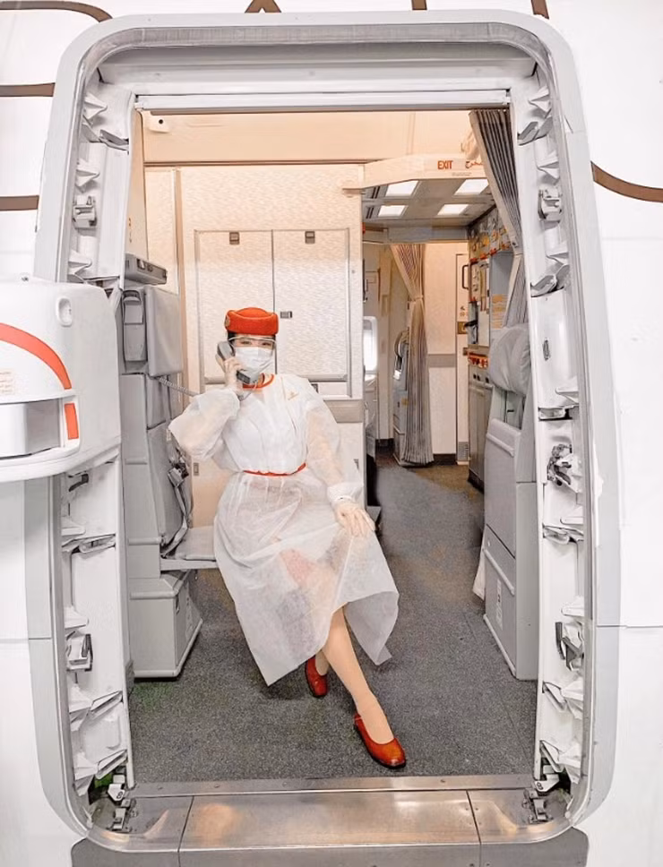 Được biết, hãng hàng không mà người đẹp hàng không đang làm việc có mức lương "khủng" lên đến 2000 đô la/tháng (khoảng 47 triệu đồng).