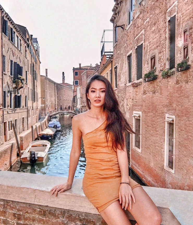 Không chỉ thu hút sự chú ý bởi công việc, cô còn nhận được nhiều lời khen cho ngoại hình xinh đẹp. Cùng với đó, Huyền Trang có phong cách thời trang ấn tượng.