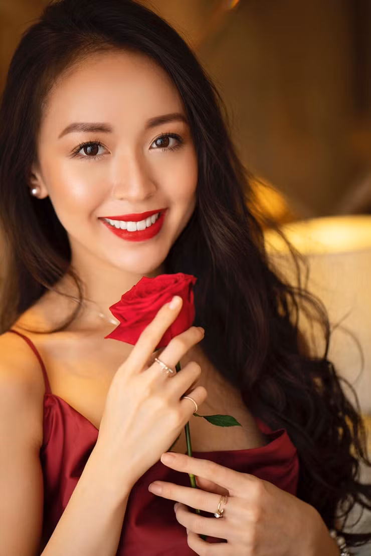 Không quá cầu kỳ trong việc lựa chọn trang phục nhưng Kiều Phương vẫn được khen mặc đẹp sang.