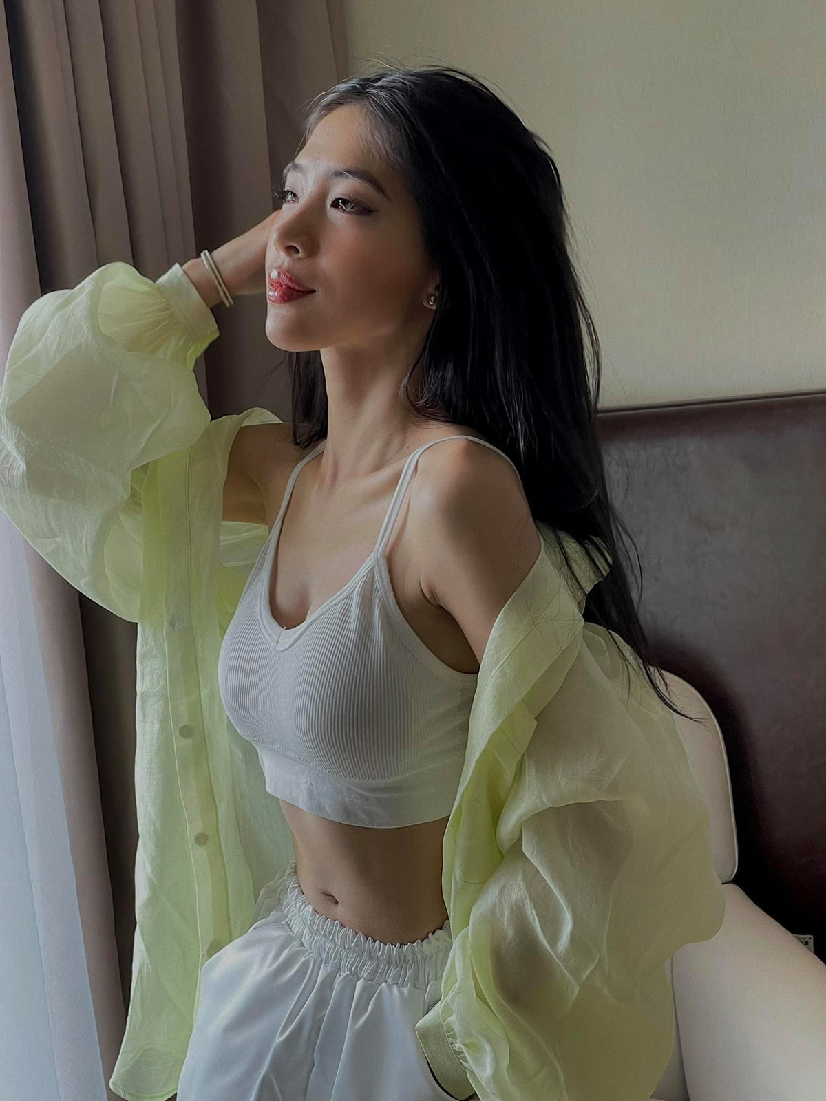 Nàng hot girl thường đăng lên trang cá nhân những clip khoe eo thon để chứng minh body chuẩn không phải là sản phẩm của phần mềm chỉnh sửa. Ảnh: FBNV