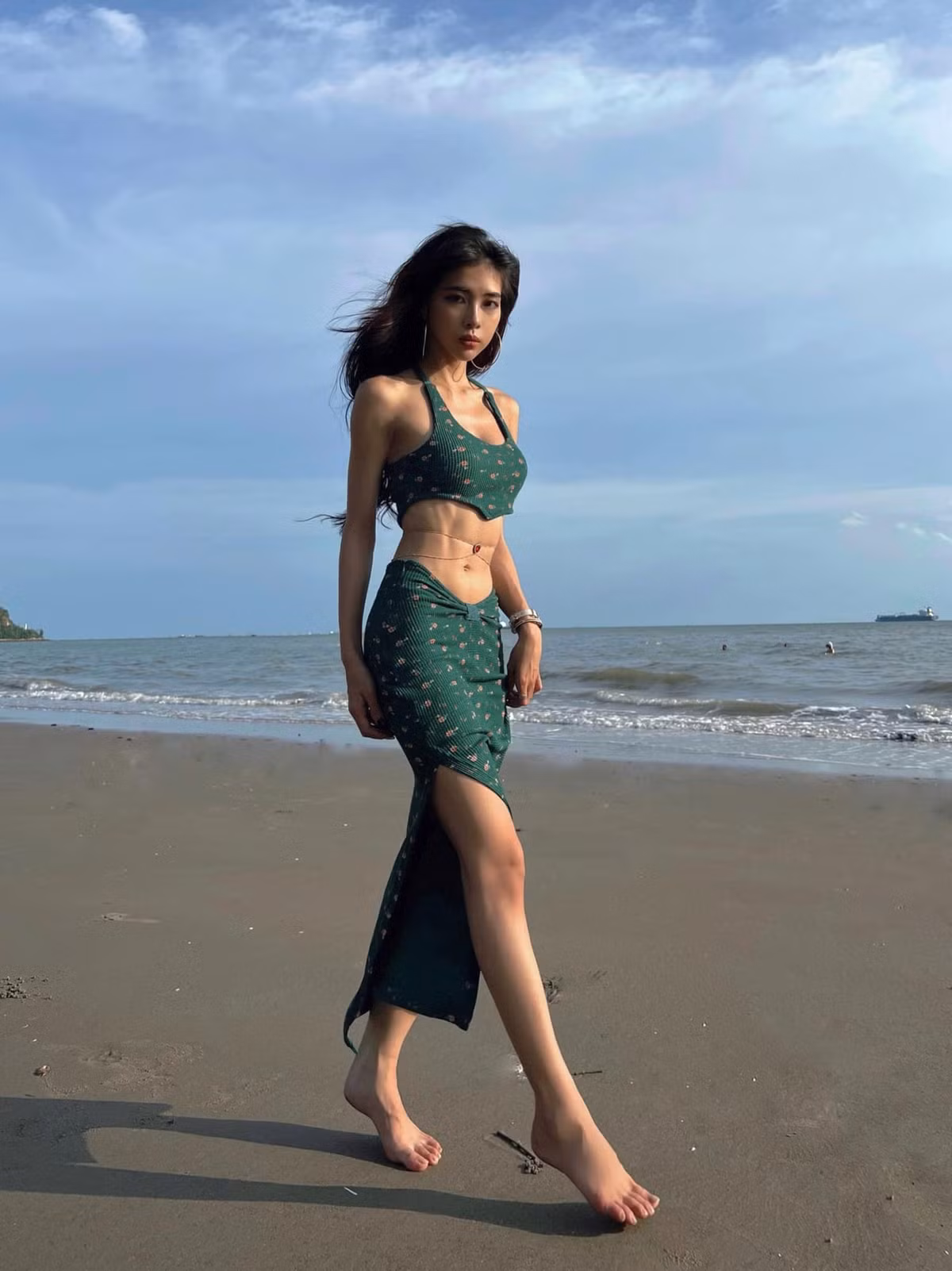 Nàng hot girl 9x này luôn tạo ra được sức hút cho riêng mình khi liên tục thay đổi phong cách từ ngây thơ, nhí nhảnh đến gợi cảm, trưởng thành.