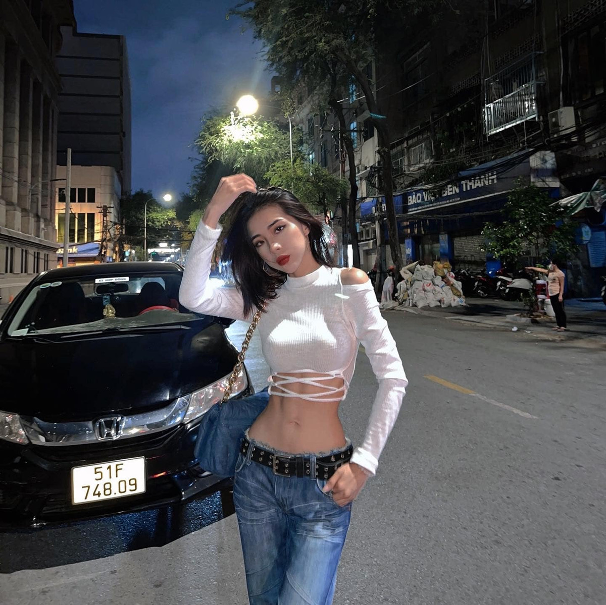 Sở hữu vòng eo chỉ 51cm, nhiều người cho rằng cô thường xuyên chỉnh ảnh quá đà trước khi đưa lên mạng xã hội.