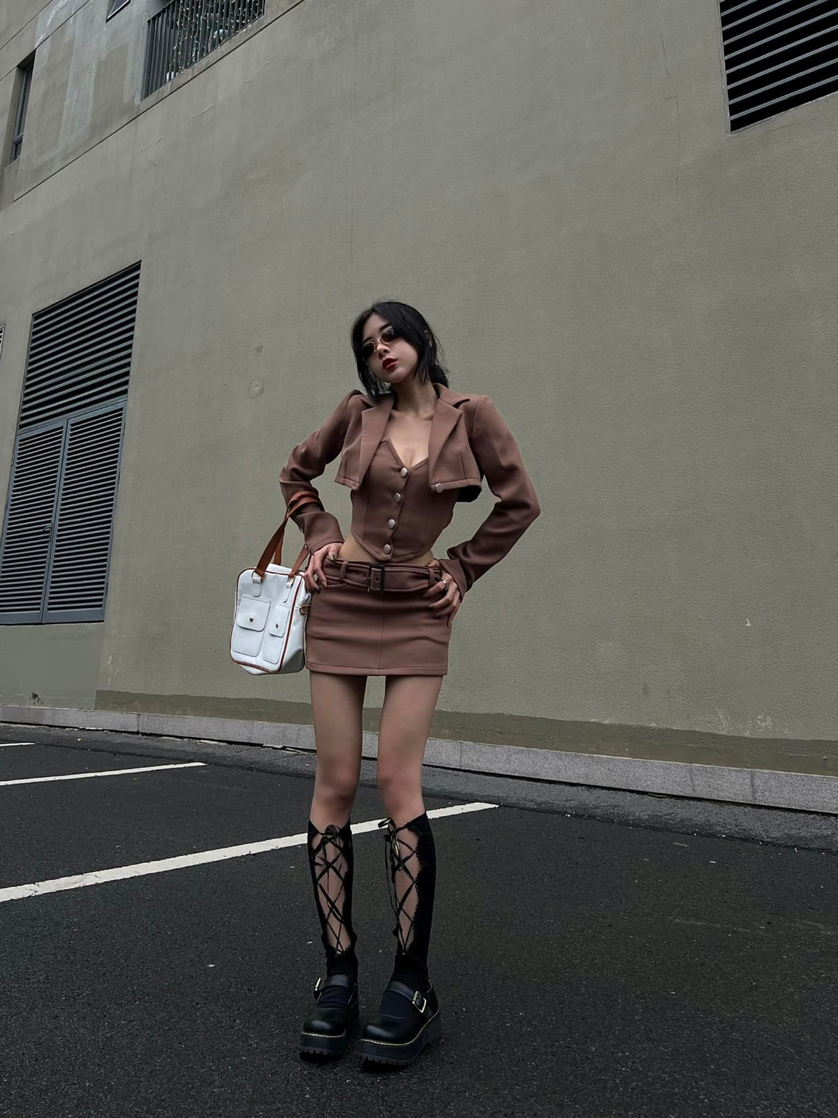 Sme Mai tên thật là Mai Phương Ngân, sinh năm 1995. Gái xinh từng gây ấn tượng với cộng đồng mạng khi sở hữu vòng eo nhỏ tới mức bị đồn thổi "không có thực".