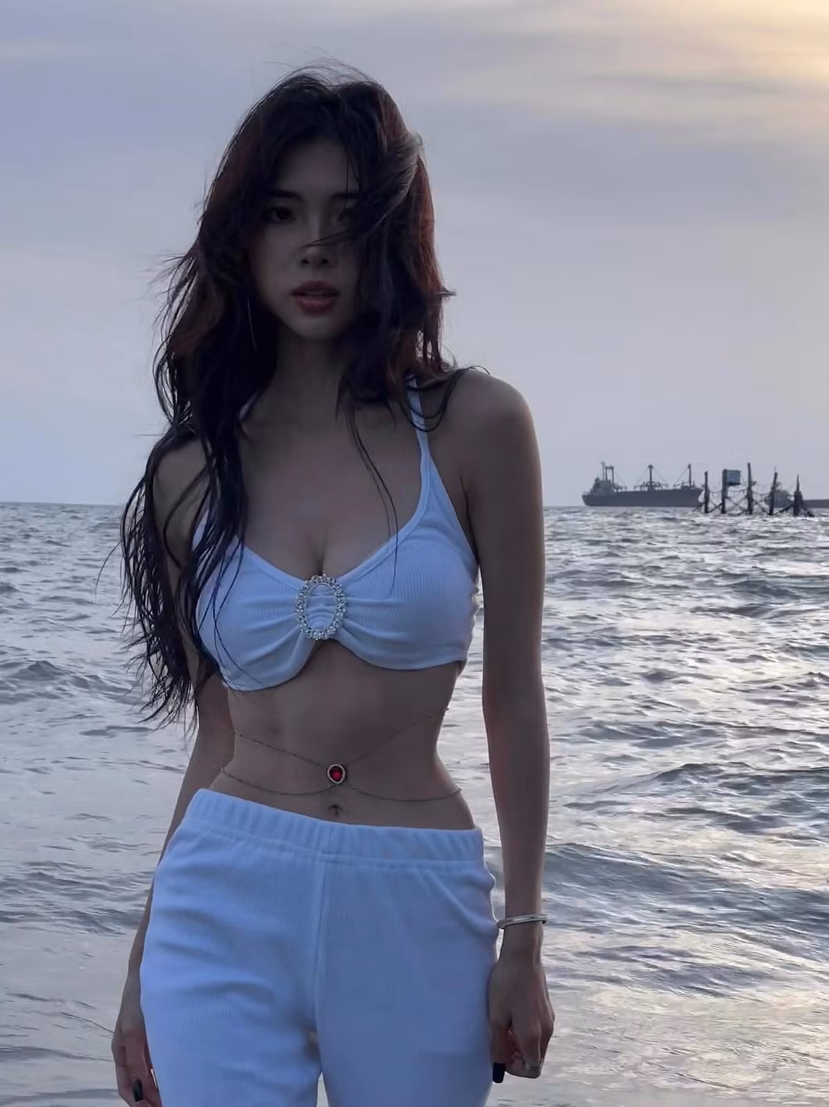 Sme Mai sở hữu chiều cao 1m60, cân nặng 41kg và số đo đáng ngưỡng mộ: 79-51-89.