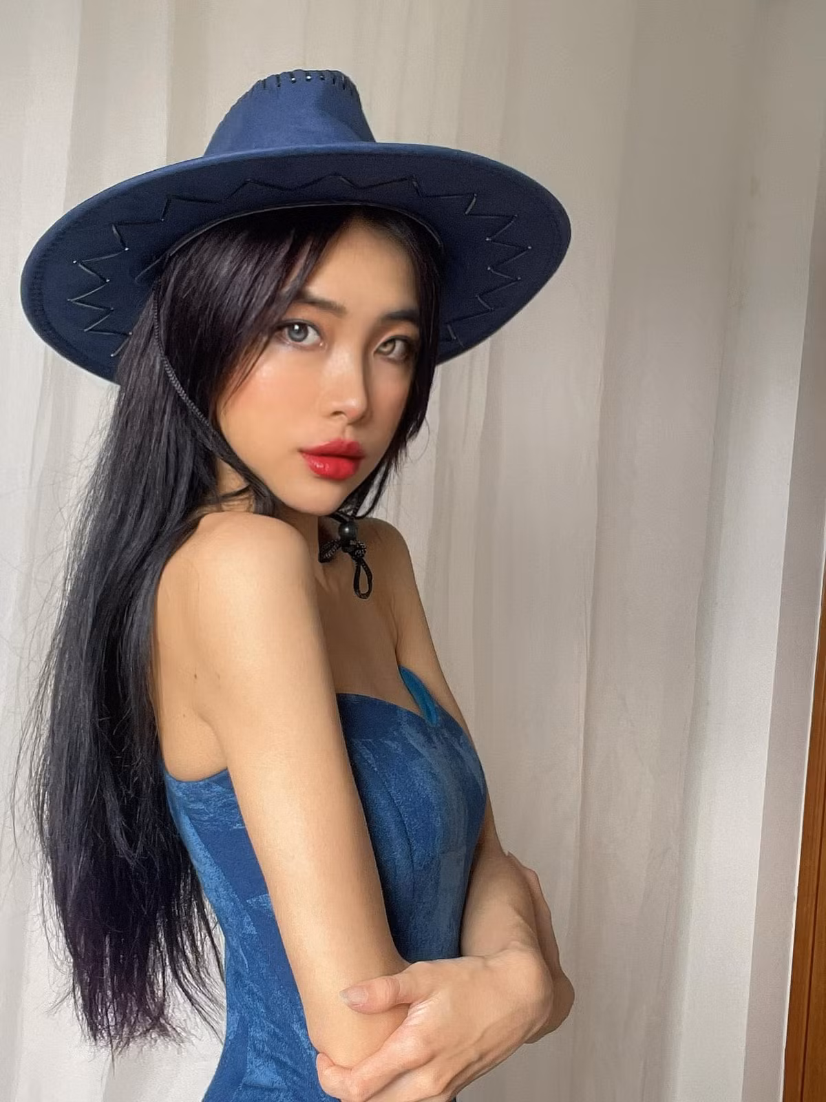 Trước những đồn đoán trên, Sme Mai khẳng định, cô sở hữu vóc dáng đẹp tự nhiên, không thuốc tiêm botox, không cắt xương sườn...