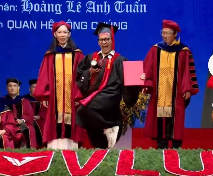 Để tạo nhiều điểm nhấn cũng như có kỷ niệm khó quen, nhiều cô cậu sinh viên nhân dịp này đã tranh thủ “tạo nét” trong giây phút lên nhận bằng tốt nghiệp. Ảnh: Van Lang University