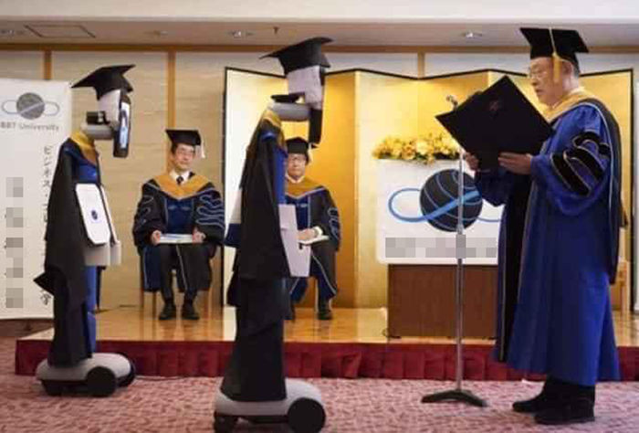 Cũng là lễ tốt nghiệp nhưng tại Nhật Bản từng có lễ nhận bằng tốt nghiệp độc đáo trong mùa dịch bệnh COVID-19. Vì học sinh không thể đến tham gia lễ tốt nghiệp của mình được nên nhà trường đã tổ chức lễ nhận bằng theo hình thức online.