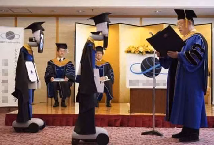 Cũng là lễ tốt nghiệp nhưng tại Nhật Bản từng có lễ nhận bằng tốt nghiệp độc đáo trong mùa dịch bệnh COVID-19. Vì học sinh không thể đến tham gia lễ tốt nghiệp của mình được nên nhà trường đã tổ chức lễ nhận bằng theo hình thức online.