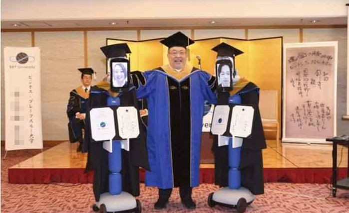 Các Giáo sư vẫn ăn mặc chỉnh tề, nghiêm trang đúng chuẩn quy định của một buổi lễ tốt nghiệp dành cho sinh viên. Còn về phía sinh viên, nhà trường sử dụng robot thông minh có gắn màn hình để sinh viên tham gia nhận bằng online.