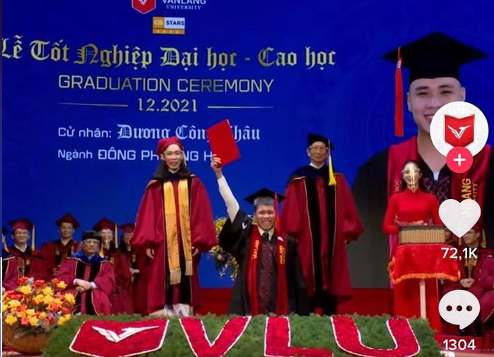 Thậm chí có một nữ sinh ngành Thiết kế đồ họa cầm trên tay bình xịt tuyết, đi đến đâu xịt tuyết đến đó thay cho những cánh hoa chúc mừng cô bạn đã trở thành tân cử nhân. Ảnh: Van Lang University