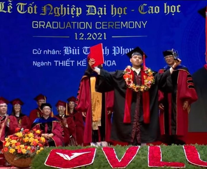 Không giống các bạn sinh viên khác tiến lên bục nhận bằng một cách nghiêm túc, nhiều cử nhân tại ngôi trường này đã gây chú ý bằng cách nhận bằng độc đáo “có 1-0-2”. Từ màn xoay người một cách chuyên nghiệp không thua bất kỳ vedette nào, đến các cách tạo dáng bá đạo,...các cô cậu sinh viên đã tạo điểm nhấn độc đáo cho lễ tốt nghiệp. Ảnh: Van Lang University