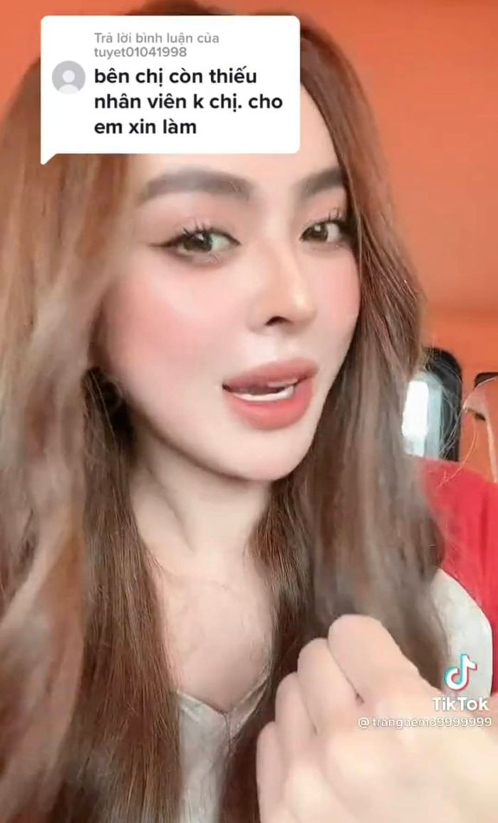 Theo lời hot girl Trang Nemo, nhân viên không yêu cầu phải có bằng cấp, có thể vừa làm vừa ngồi ghế massage. Hàng năm sẽ có những chuyến du lịch trong nước và ngoài nước. Chưa kể làm tốt được thưởng thêm 4 triệu/tháng.