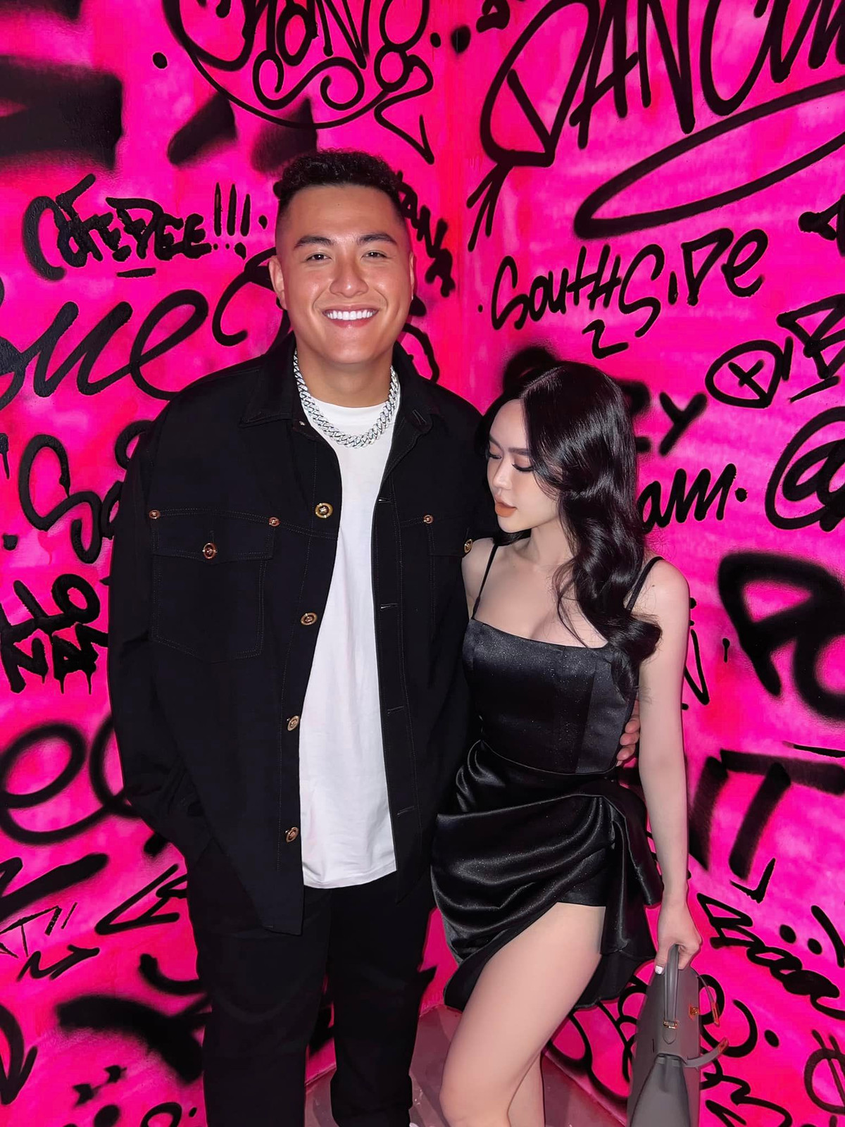 Tuy nhiên, gây chú ý là ngoại hình "chênh lệch" của hot girl Vân Tiny và con trai trùm điện tử Sài Gòn.