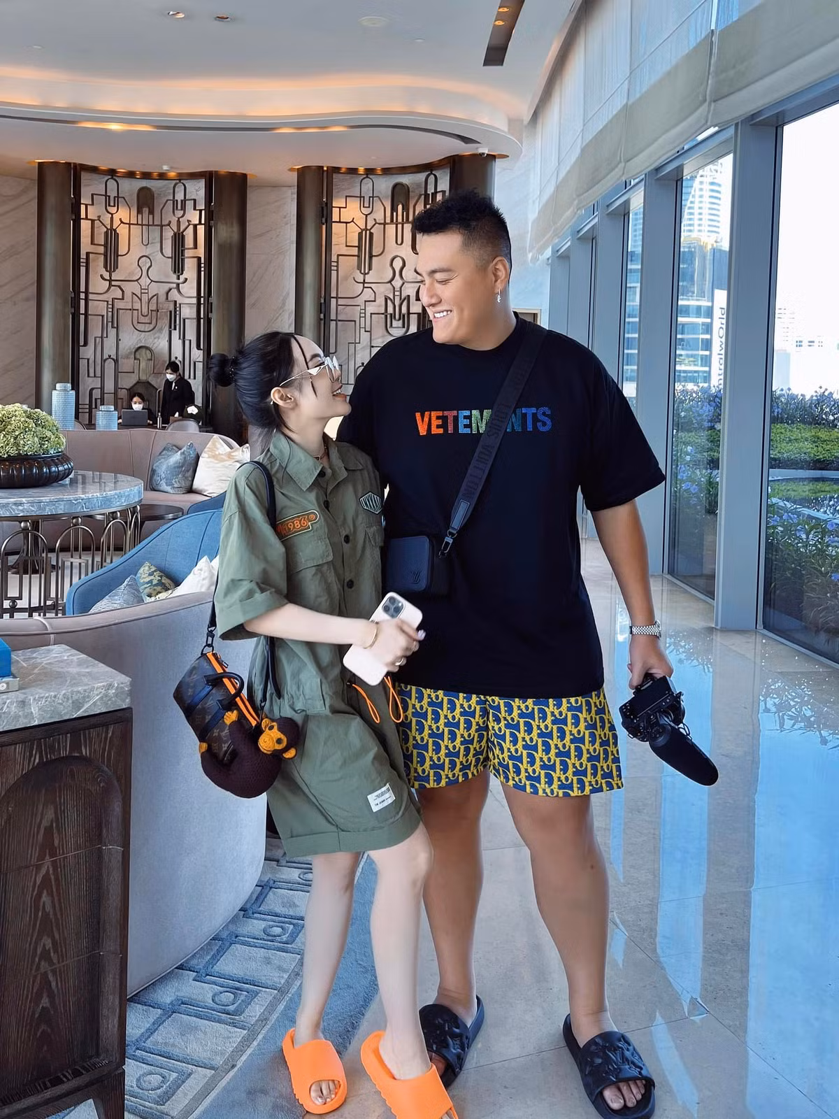 Ngoài những bức ảnh chụp cùng quý tử, vợ chồng Vân Tiny - Fabo Nguyễn cũng tranh thủ chụp chung. Trong ảnh, cặp đôi nhìn nhau cười hạnh phúc.