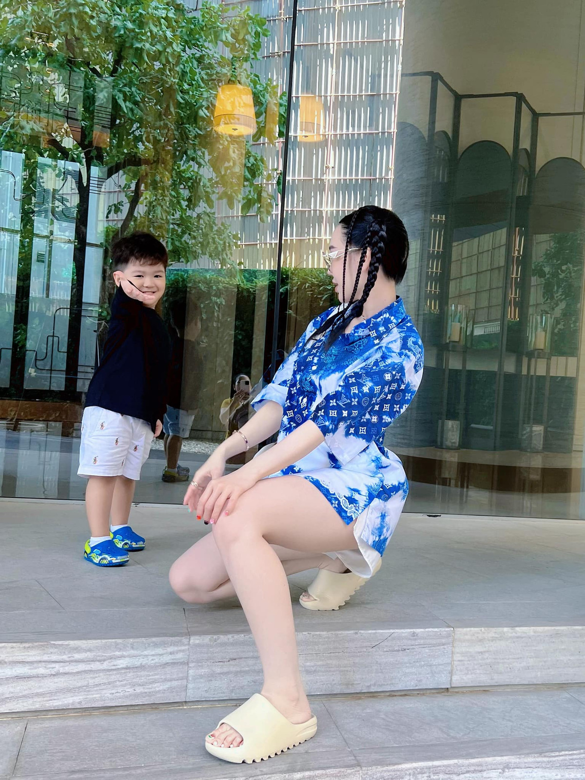 Khoảnh khắc ghi lại gia đình 3 người đi chơi, check-in tại một nơi khá sang chảnh.