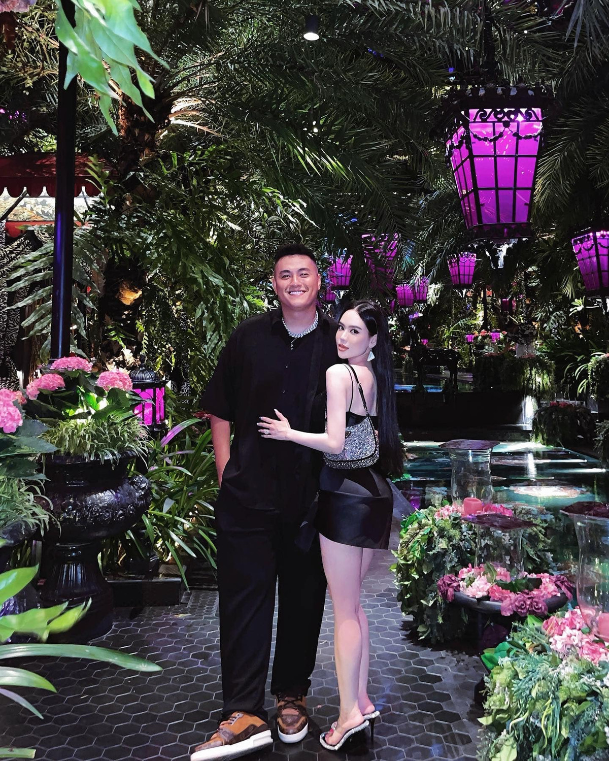 Dù có sự chênh lệch về chiều cao không hề nhẹ song khi nhìn vào ai cũng thấy cặp vợ chồng này dễ thương.