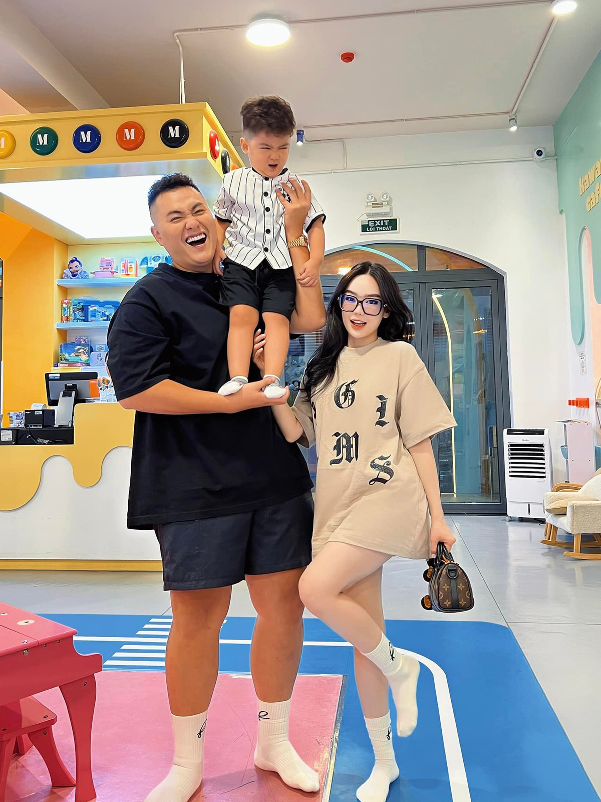 Theo đó, với chiều cao 1m91 Fabo Nguyễn trông chẳng khác nào người khổng lồ. Trong khi Vân Tiny lại có chiều cao khiêm tốn, vóc người nhỏ nhắn.