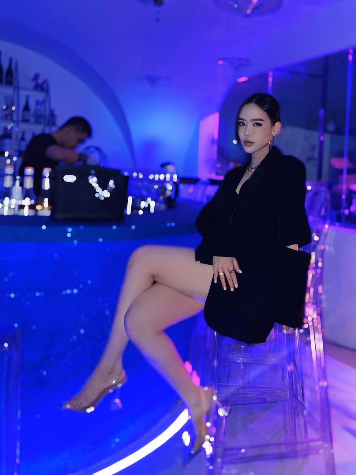 Fabo Nguyễn chia sẻ, anh biết đến vợ trong một lần Vân Tiny tình cờ chia sẻ status của anh. Fabo bấm vào nick và phải thốt lên: "Dễ thương quá".