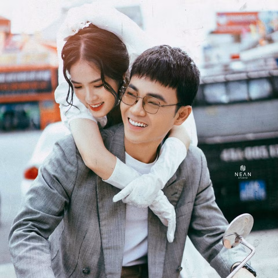 Trong ảnh, "cô chủ tiệm nail" Huyền My có mặt tại phường và đang đặt bút kí vào giấy chứng nhận đăng ký kết hôn với diễn viên Nguyễn Anh Tú.