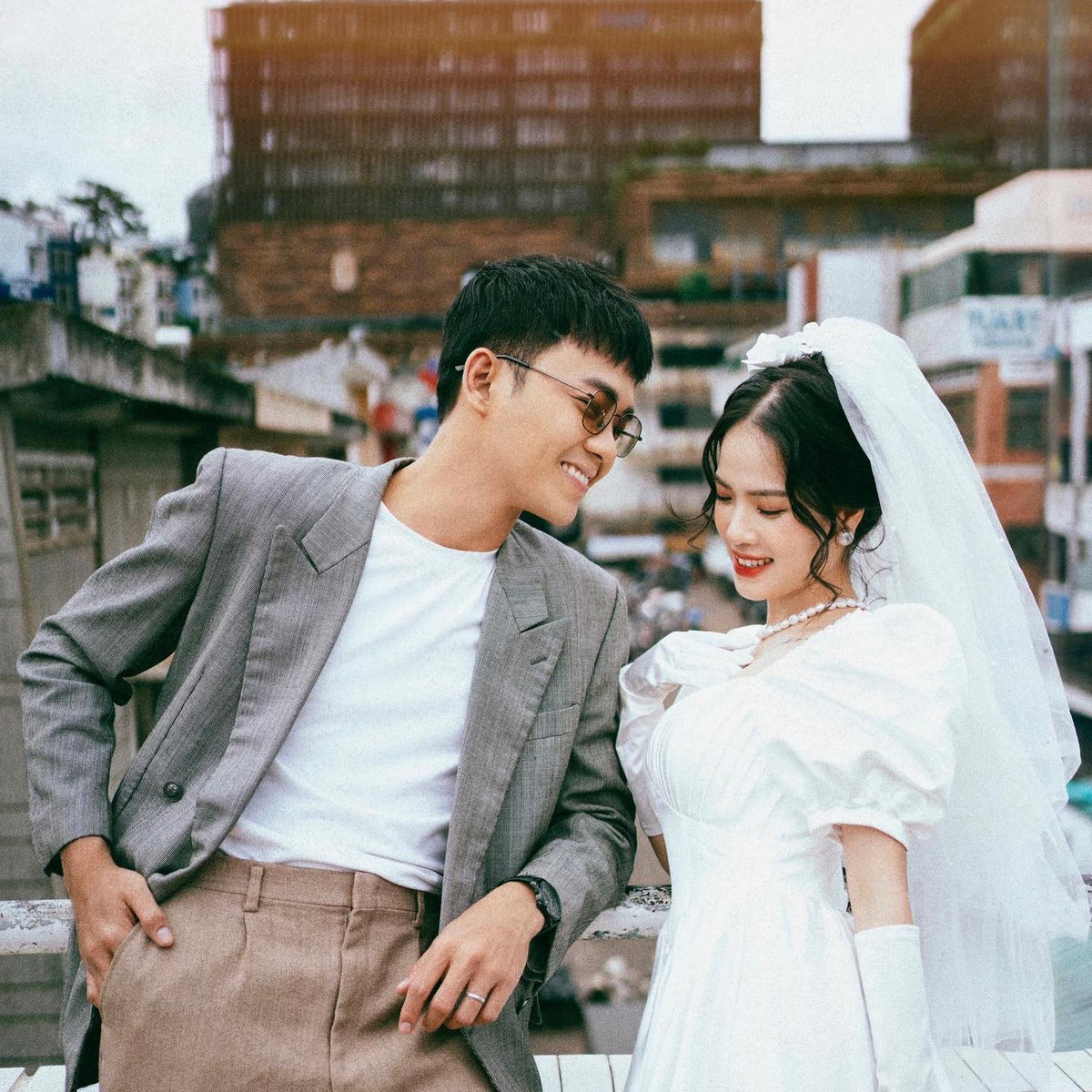 Trên trang cá nhân, cả 2 liên tục dành cho nhau những cử chỉ ngọt ngào, thậm chí là khóa môi đối phương vô cùng thân mật.