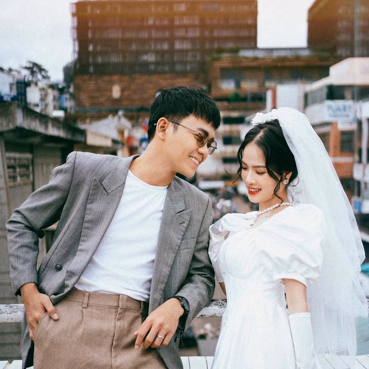 Trên trang cá nhân, cả 2 liên tục dành cho nhau những cử chỉ ngọt ngào, thậm chí là khóa môi đối phương vô cùng thân mật.