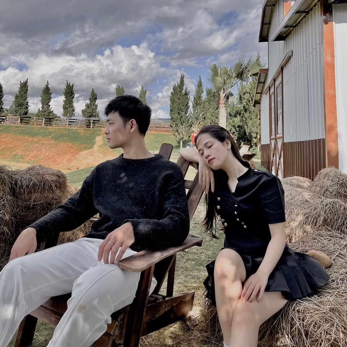 "Hiện tại chúng tôi còn khá trẻ nên muốn ưu tiên cho sự nghiệp. Ngoài công việc tại tiệm nail, tôi cũng đồng hành cùng ông xã trong các hoạt động giải trí nghệ thuật". Huyền My cho biết.