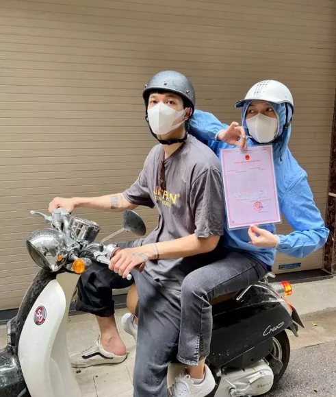 Trên MXH hiện đang phát sốt với thông tin Diệu Nhi - Anh Tú kết hôn. Theo đó, vào trưa 21/8, nam diễn viên khoe bức ảnh đi đăng ký kết hôn với bạn gái lâu năm trên mạng xã hội. Ảnh: Anh Tú Atus