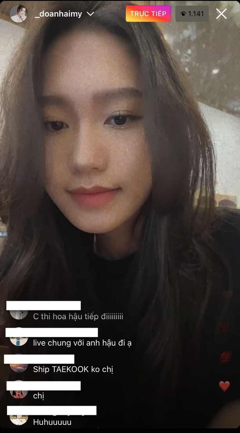 Theo đó người đẹp đã có màn livestream trên Instagram để giải đáp thắc mắc từ mọi người về chuyện thi Hoa hậu cũng như về tương lai.
