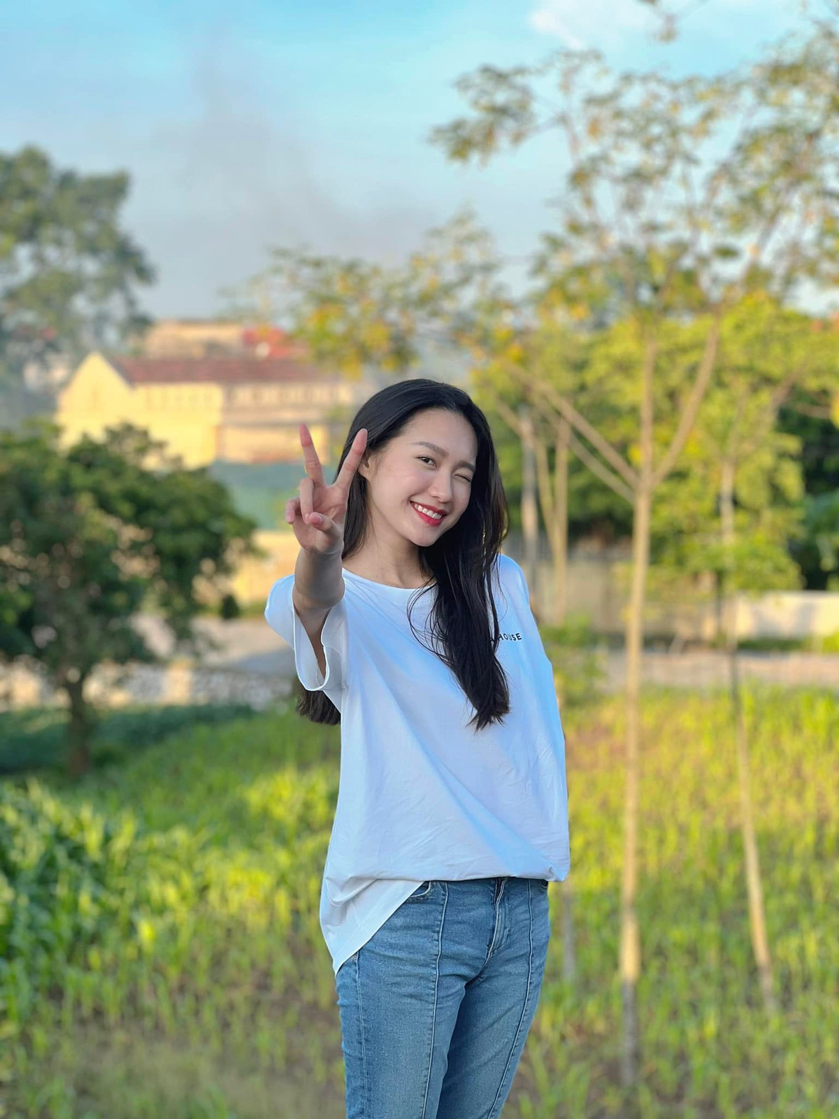 "Tôi có sự nghiệp vững vàng, hiện đang làm chủ một thương hiệu mỹ phẩm riêng nên vấn đề tài chính cũng không quá quan trọng. Nhưng mong mọi người đừng hỏi về thu nhập mỗi tháng của tôi là bao nhiêu nhé vì đây là vấn đề hết sức tế nhị mà", bạn gái Đoàn Văn Hậu cho hay.