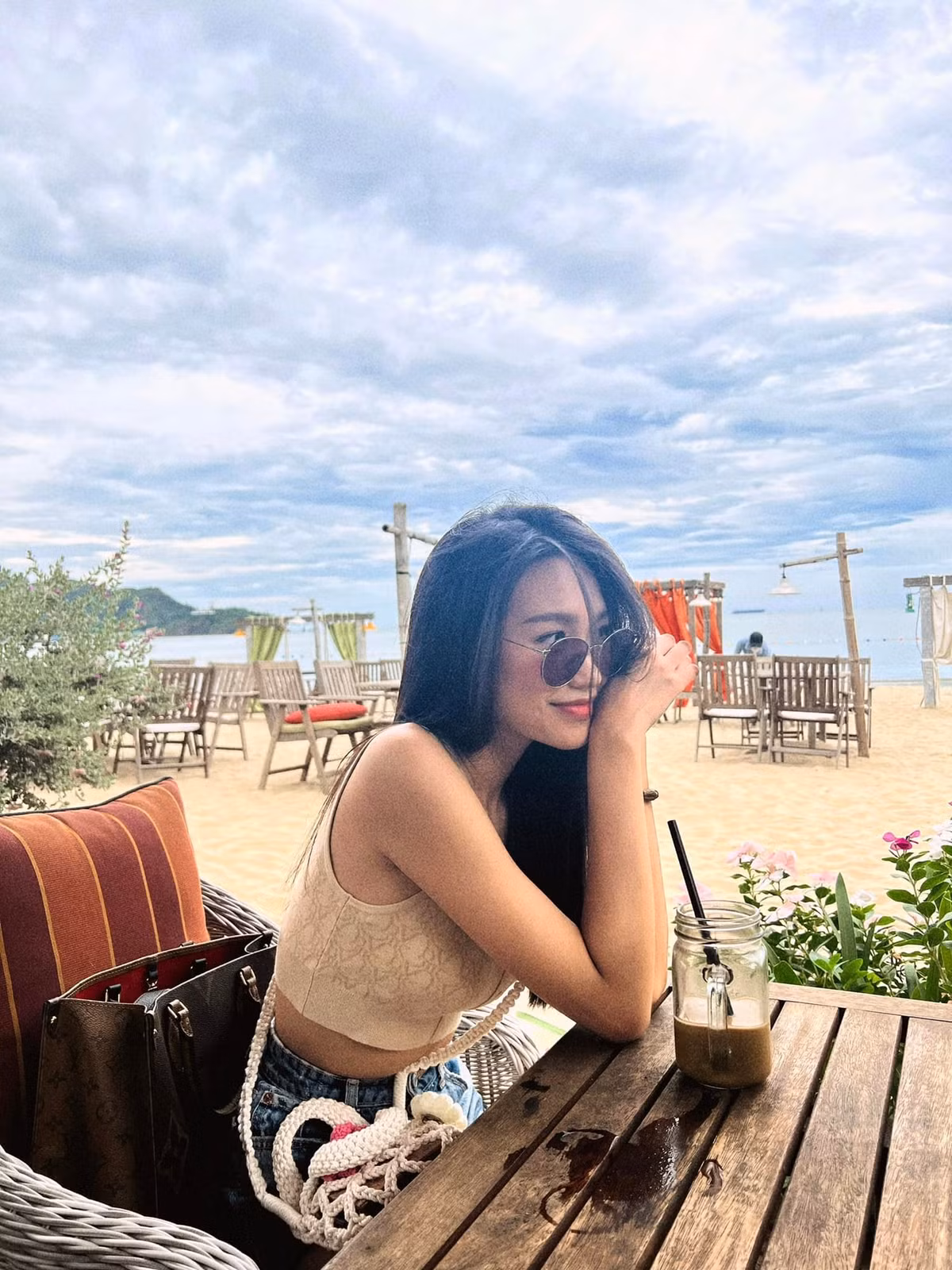 Theo dõi trang cá nhân của Doãn Hải My cũng đủ thấy cô có cuộc sống đủ đầy, du lịch khắp nơi và đặc biệt cũng tậu cho bản thân vô số đồ hiệu.